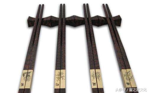 筷子也是一种赌局将三根筷子从高处扔下按照落地后三种不同的结构论