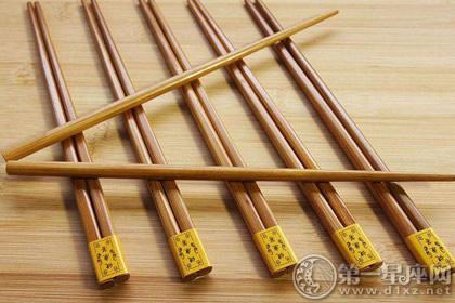香港算命王 百科 风水命理 > 财神前面摆放几双筷子   求财的人习惯在