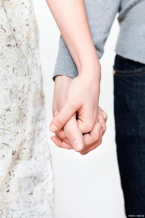 在恋爱中,牵手是一种非常重要的身体语言,能够传递浓浓的情感和爱意.
