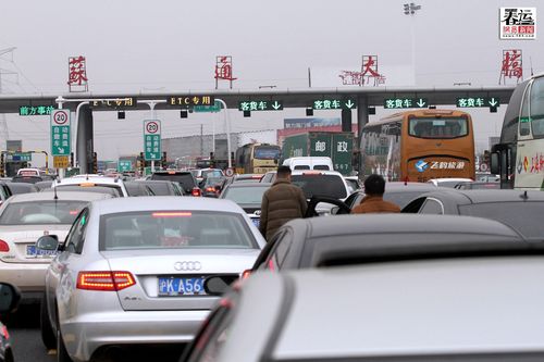 2023年1月29日,在江苏省g15沈海高速公路苏通大桥南收费站,从南向北