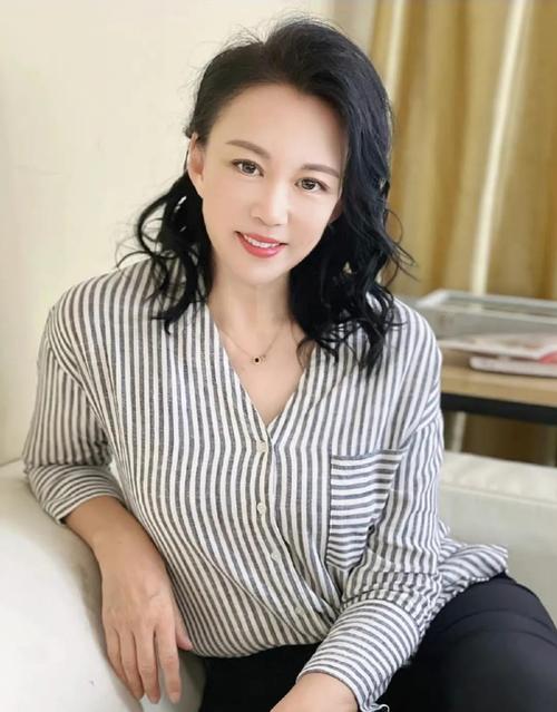 回顾马丽大学毕业后立马结婚和丈夫恩爱31年儿子是她的骄傲