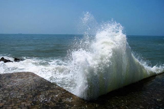 梦见大海涨潮