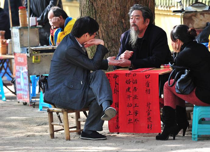 许多人都感概前路茫茫,不知道何去何从,为此就不免去卜卦算命,其实,看