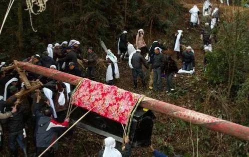 农村的恐怖习俗超过65岁便要被钉进棺材里面以土葬的形式下葬