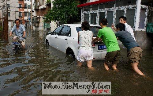 女人梦见狂风暴雨,表示家里可能会遇到灾难3和情人分离的人梦见下大雨