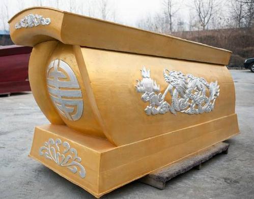 棺材在古代用的比较频繁,古代没有火葬场,去世的人几乎都是躺在棺材