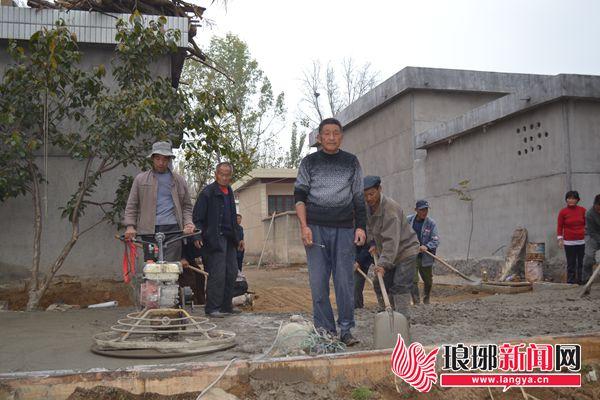 11月1日,临沂市平邑县白彦镇龙湾村干部群众在硬化村内大家