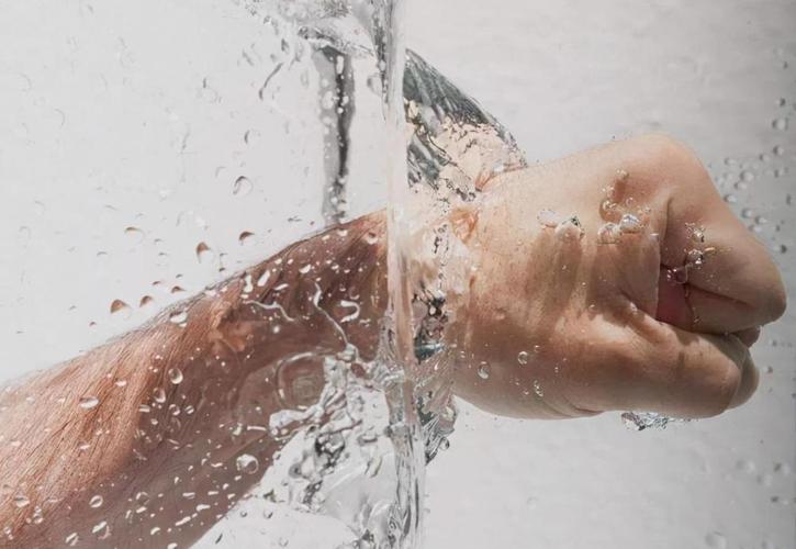 水温太高不会起到预料中杀菌活血的效果此外洗澡时注意水温,搓灰可以
