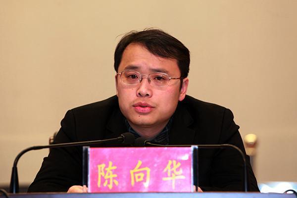 担任团县委书记,32岁担任嘉禾县委常委,副县长,34岁官至汝城县委常委