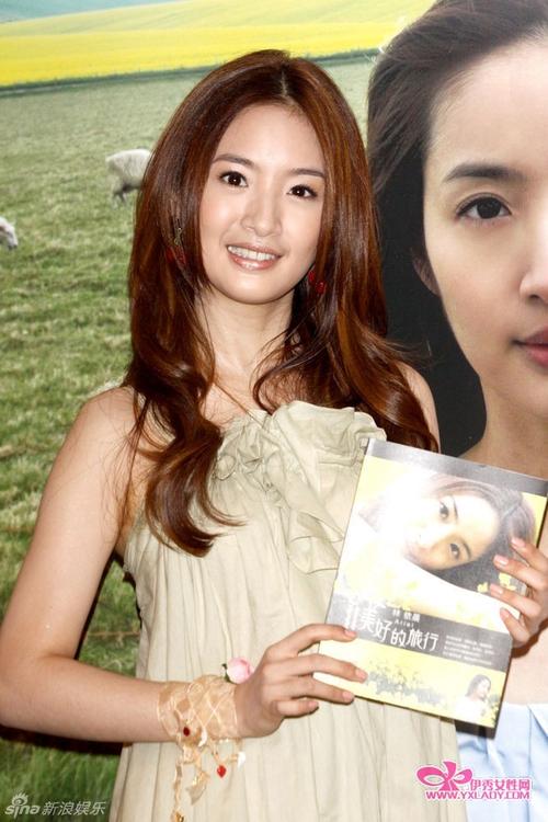 林依晨在台北宣传全新英国旅游写真书《美好的旅行》,讲述好想谈恋爱
